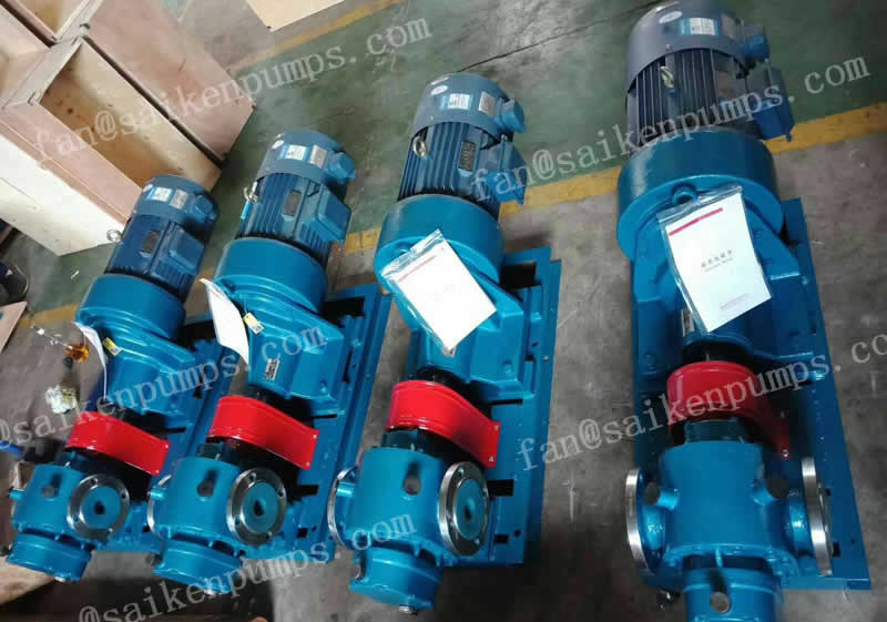 Rotary lobe pumps for asphalt